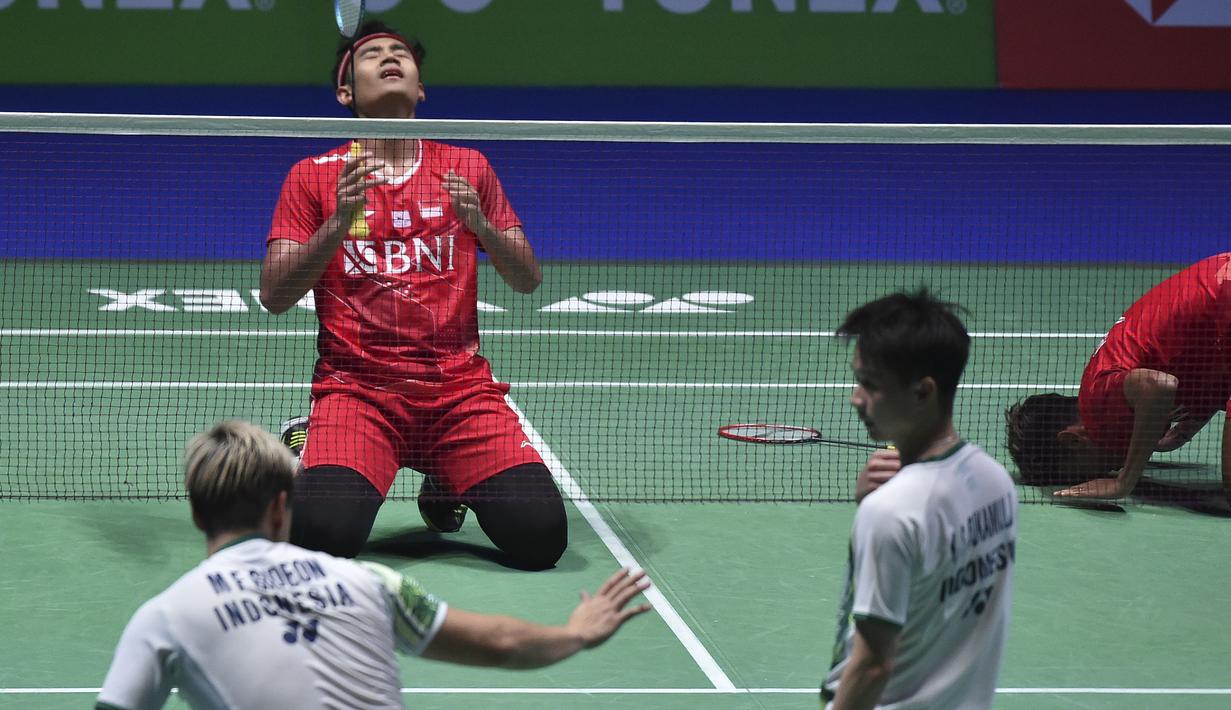Pasangan ganda putra Indonesia, Fikri/Bagas berhasil melaju ke babak final All England 2022 usai mengalahkan senior sekaligus pasangan ganda putra nomor satu dunia, Marcus/Kevin. (AP/Rui Viera)