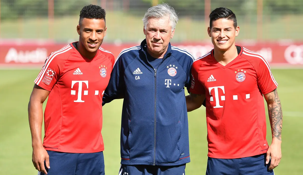Pelatih Bayern Munchen, Carlo Ancelotti, foto bersama dua pemain barunya, James Rodriguez (kanan) dan Corentin Tolisso (kiri) usai latihan perdana di Munchen, Rabu (12/7/2017). (EPA/Lukas Barth)