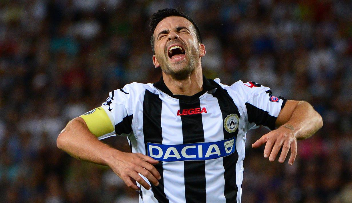 Antonio Di Natale. Striker Italia yang total 12 musim memperkuat Udinese hingga pensiun pada akhir musim 2015/2016 ini pernah dua kali menjadi top skor Liga Italia dua musim berurutan pada 2009/2010 dan 2010/2011. Pada 2009/2010 ia mencetak 29 gol saat usianya 33 tahun. (AFP/Olivier Morin)