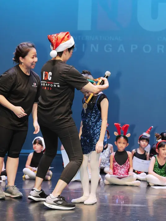 Termasuk ada drama putrinya yang tak mau dipisahkan. Si kecil tak mau dipisahkan dengan kakaknya, Thalia. [Instagram/sarwendah29]