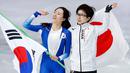 Peraih medali emas, skater Nao Kodaira dari Jepang dan peraih perak, skater Lee Sang Hwa dari Korea Selatan merayakan kemenangan mereka pada cabang skating speed 500 meter putri di Olimpiade Musim Dingin Pyeongchang 2018, Minggu (18/2). (AP/John Locher)