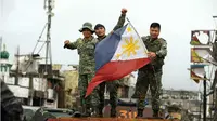 Tentara memegang bendera Filipina (AFP)