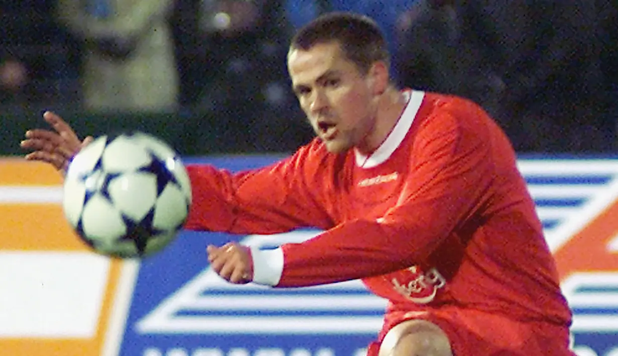 4. Michael Owen - Michael Owen merupakan penyerang terbaik yang pernah dimiliki Liverpool. Pemain asal Inggris ini tercatat menyumbangkan 223 gol dari 483 penampilannya bersama Liverpool di semua kompetisi. (AP Photo/Dimitar Deinov)