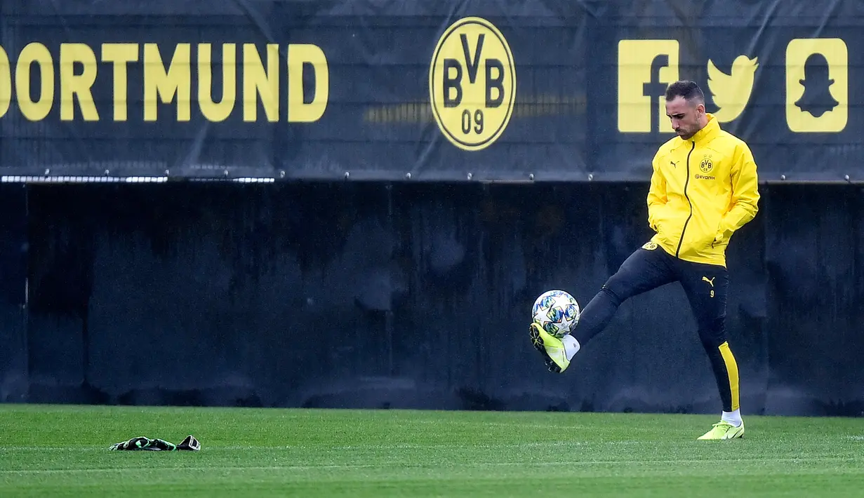 Pemain Borussia Dortmund Paco Alcacer berlatih di Dortmund, Jerman, Senin (16/9/2019). Dortmund siap menjamu Barcelona pada laga Grup F Liga Champions di Signal Iduna Park. (AP Photo/Martin Meissner)