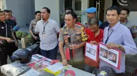 Polisi menangkap perampok minimarket di Surabaya, Jawa Timur (Foto: Liputan6.com/Dian Kurniawan)