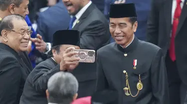 Presiden Joko Widodo (kanan) berswafoto dengan para legislator usai Sidang Tahunan MPR dan Sidang Bersama DPR - DPD Tahun 2024 di Gedung Nusantara, kompleks Parlemen, Senayan, Jakarta, Jumat (16/8/2024).  (AP Photo/Tatan Syuflana, Pool)