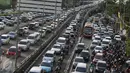 Suasana kemacetan di tol dalam kota Jakarta, Jumat (23/12). Jelang akhir pekan serta libur Natal, kemacetan jam pulang kerja di jalan protokol Ibu Kota menjadi semakin parah.(Liputan6.com/Immanuel Antonius)