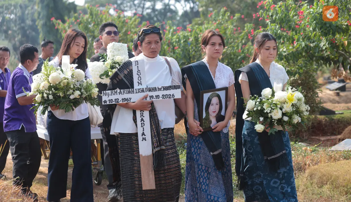 Marsha Aruan bersama sang adik, Michelle Aruan, mengantarkan jenazah ibunda mereka, Lisa Diana Tambunan, ke tempat peristirahatan terakhir di TPU Tanah Kusir, Kebayoran Lama, Jakarta Selatan, Rabu (21/10/2026). (KLY/Budy Santoso)