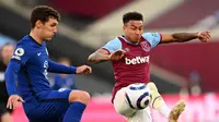 Bek Chelsea, Andreas Christensen (kiri) berebut bola dengan gelandang West Ham United, Jesse Lingard dalam laga lanjutan Liga Inggris 2020/2021 pekan ke-33 di The London Stadium, London, Sabtu (24/4/2021). Chelsea menang 1-0 atas West Ham. (AFP/Andy Rain/Pool)