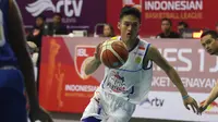 Pemain Satria Muda Pertamina Jakarta, Audy Bagastyo saat beraksi melewati lawan pada lanjutan IBL di Hall A Senayan, Jakarta, Selasa (12/1/2016). (Bola.com/Nicklas Hanoautubun)