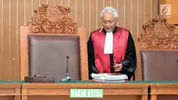Hakim tunggal Cepi Iskandar memimpin sidang vonis praperadilan Setya Novanto di PN Jakarta Selatan, Jumat (29/9). Praperadilan yang diajukan Setya Novanto dikabulkan sebagian. (Liputan6.com/Immanuel Antonius)