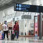 Penumpang tengah berjalan di Terminal 3 Bandara Soetta, Tangerang, Banten, Selasa (23/11/2021). Sosialisi bertujuan agar masyarakat dapat mulai mempersiapkan diri mengisi perayaan Nataru secara tertib, sehingga tidak menimbulkan klaster Covid-19 yang baru. (Liputan6.com/Angga Yuniar)
