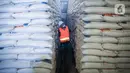 Pekerja mengecek beras milik Perum Bulog di kawasan Pulo Mas, Jakarta, Kamis (26/11/2020). Kementan kembali memastikan bahwa meski tengah dilanda pandemi Covid-19 pasokan beras hingga akhir tahun masih ada stok beras sebanyak 7,1 juta ton. (Liputan6.com/Faizal Fanani)