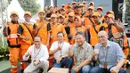 Direktur Esdm Herman Hidayat, Dirut Asabri Sonny Widjaja, Direktur Investasi dan Keuangan Hari Setianto, Direktur Operasional Adiyatmika foto bersama dengan pasukan orange di sela HUT ke-47 Asabri di Jakarta, Jumat (3/8). (Liputan6.com/Pool/Asabri)
