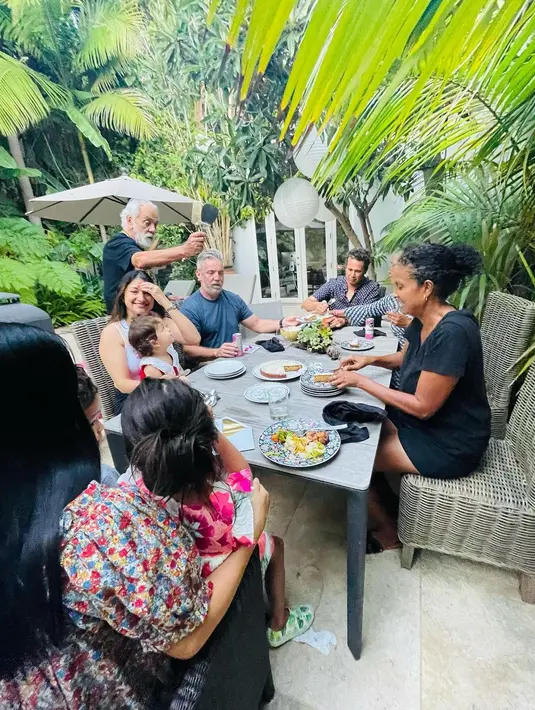 Momen hangat Rahma Azhar bersama keluarga dari suaminya di Los Angeles. Rahma mendapat kejutan ulang tahun dari keluarganya. [Instagram/raazharita]