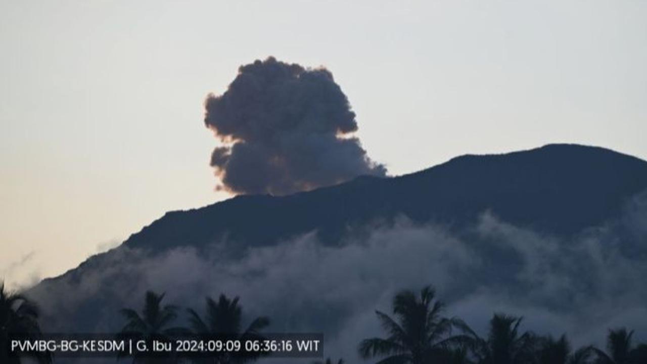 Gunung Ibu Erupsi Tiga Kali, Warga Diimbau Tak Beraktivitas dalam Radius 4 Km dari Kawah
