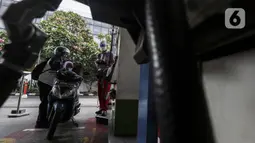 Pengendara sepeda motor mengisi BBM di salah satu SPBU di Jakarta, Senin (4/1/2021). PT Pertamina (Persero) secara resmi menerapkan digitalisasi pada 5.518 SPBU yang tersebar di seluruh Indonesia. (Liputan6.com/Johan Tallo)