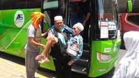 Petugas mendampingi jemaah haji Indonesia. (Liputan6.com/Taufiqurrohman)