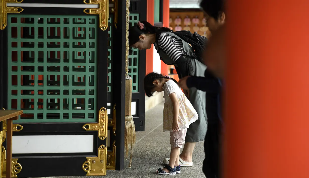 Pengunjung memberikan penghormatan di Kuil Ikuta di pusat Kobe (5/10/2019). Kuil, dengan sejarah lebih dari 1.800 tahun ini dikatakan sebagai salah satu kuil tertua di Jepang. (AFP Photo/Monteforte)
