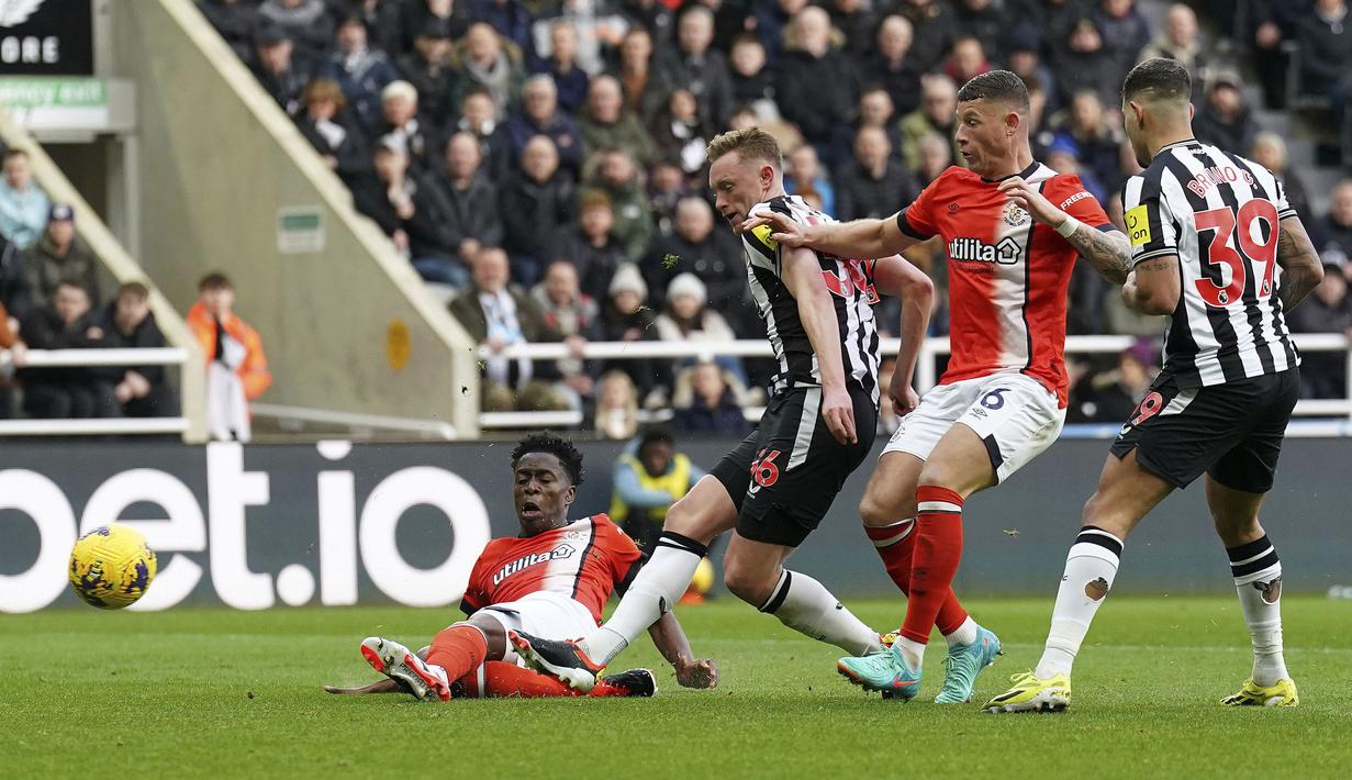 Pemain Newcastle United, Sean Longstaff (kedua kiri) mencetak gol ke gawang Luton Town pada laga lanjutan Liga Inggris 2023/2024 di St James' Park, Newcastle, Inggris, Sabtu (03/02/2024). (AP Photo/PA/Owen Humphreys)