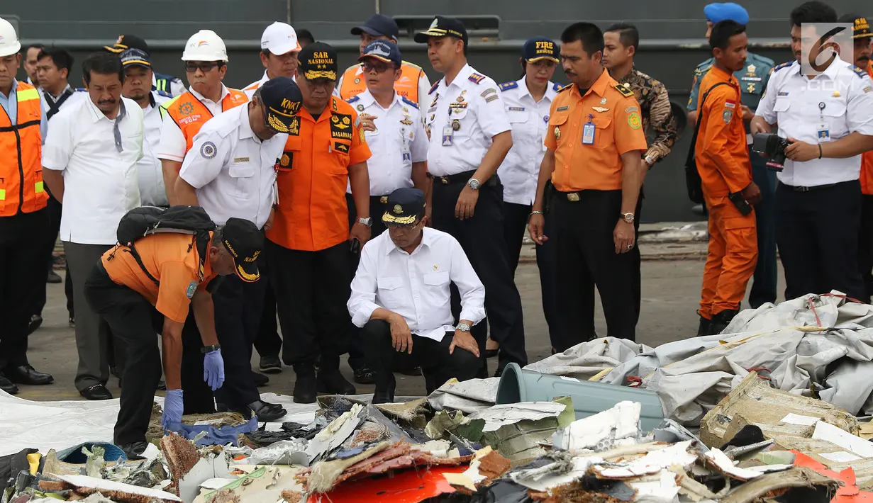 Dirut Lion Air Group Edward Sirait (kedua kiri) saat melihat serpihan pesawat Lion Air JT 610 di Pelabuhan JICT 2, Jakarta, Selasa (30/10). Sejumlah barang ditemukan petugas dalam operasi pencarian. (Liputan6.com/Helmi Fithriansyah)