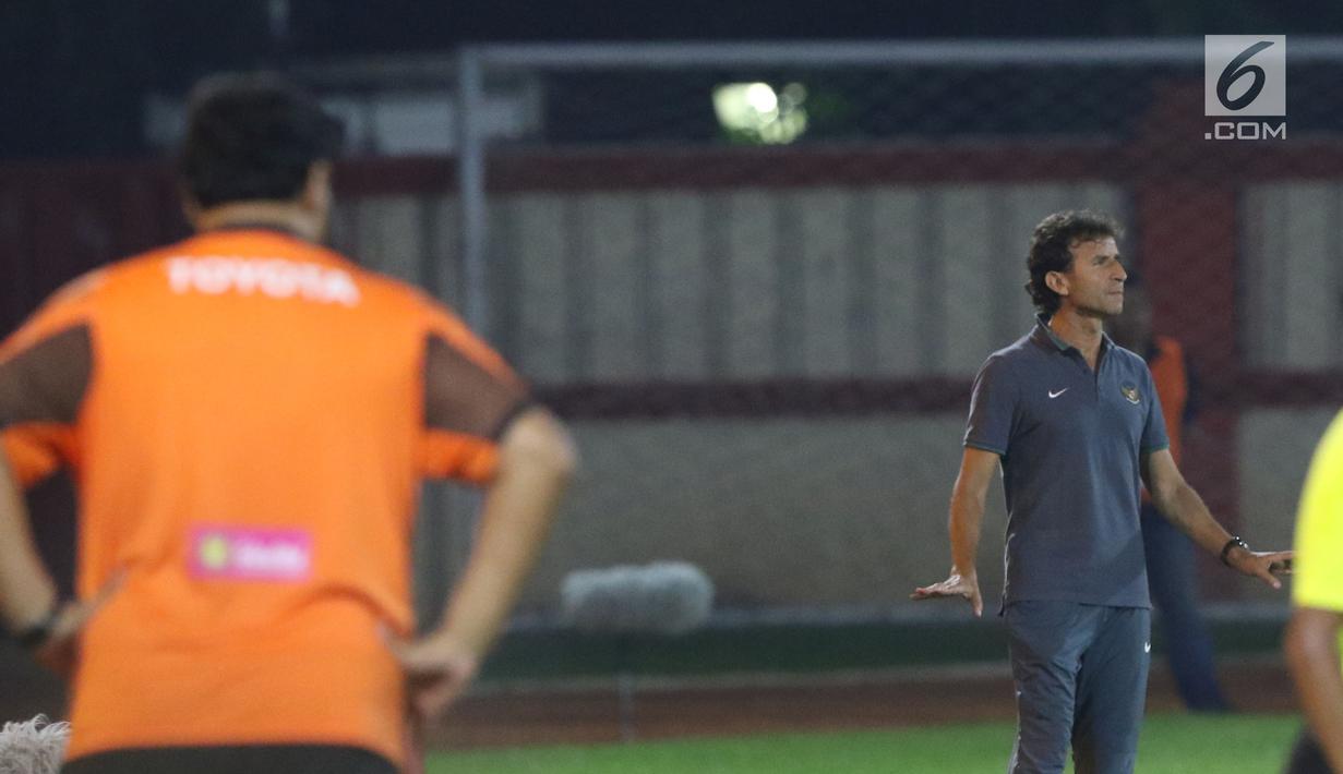 Pelatih Timnas Indonesia U-23, Luis Milla memberi arahan pada timnya saat melawan Thailand U-23 pada laga persahabatan di Stadion PTIK, Jakarta, Kamis (31/5). Indonesia U-23 kalah 1-2. (Liputan6.com/Helmi Fithriansyah)