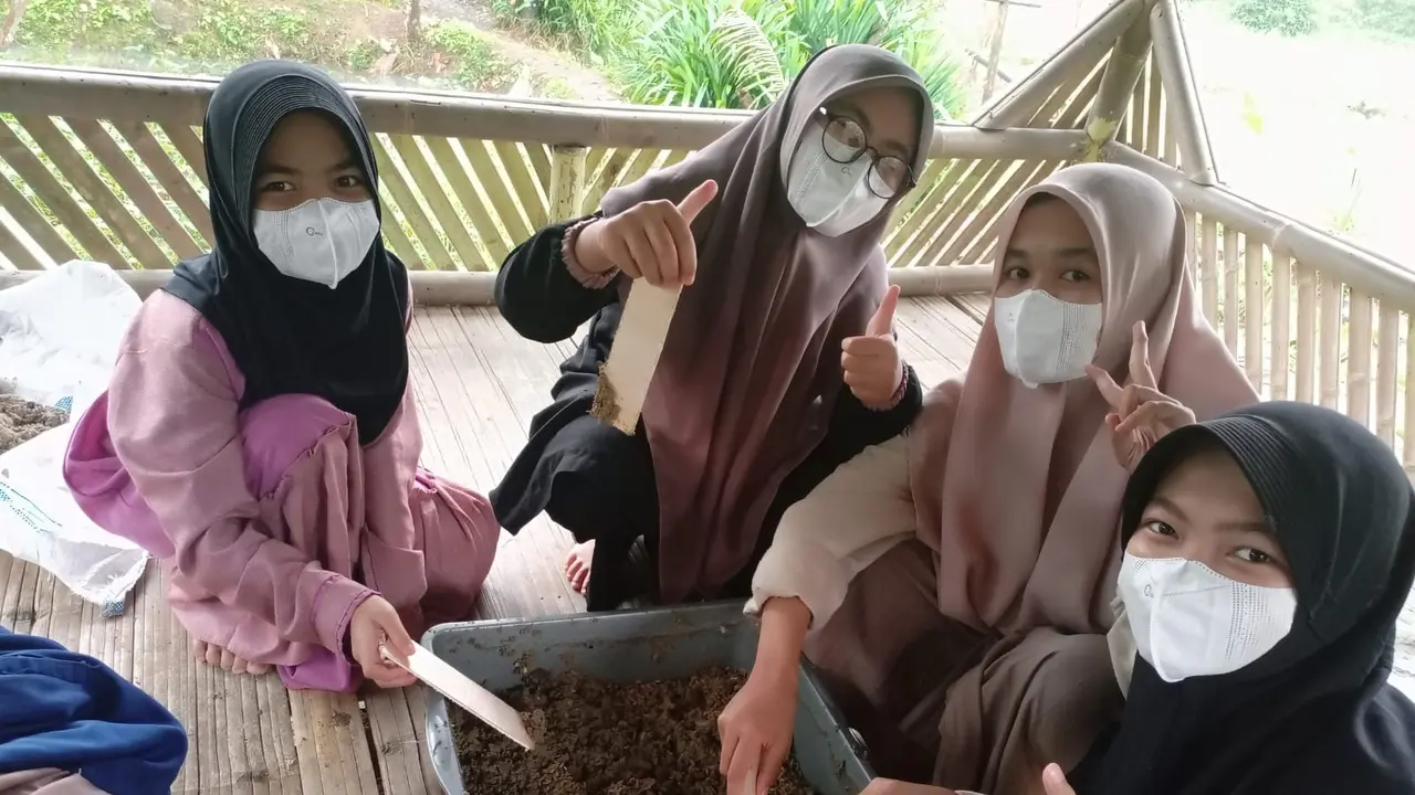 Santri di Sukabumi belajar maggot