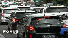 Ribuan kendaraan dari arah Bandung menuju Jakarta didominasi kendaraan pribadi dan bus wisata yang memadati ruas jalan.