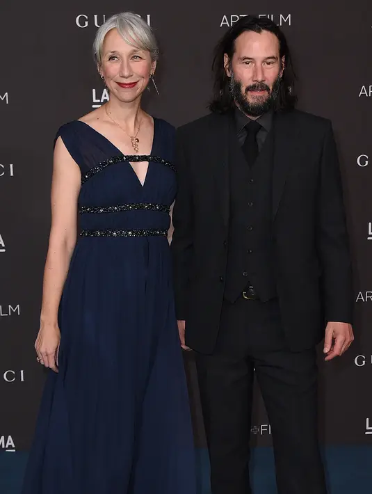 Aktor Keanu Reeves didampingi Alexandra Grant berpose untuk footgrafer saat menghadiri  LACMA Art + Film di Los Angeles, 2 November 2019. Keduanya dikabarkan terpaut usia 9 tahun, Keanu Reeves 55 tahun dan Alexandra berusia 46 tahun. (Jordan Strauss/Invision/AP)