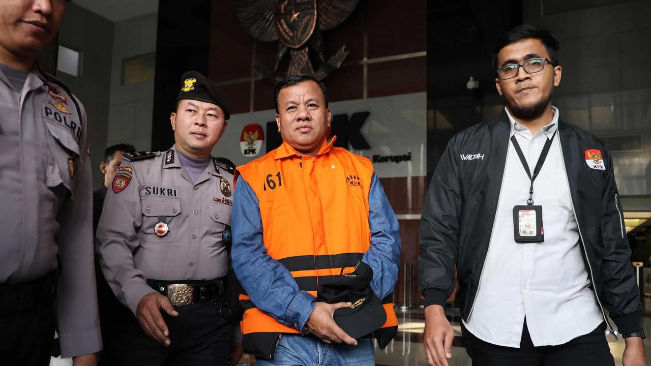FOTO: KPK Tahan Bupati Kuansing Terkait Dugaan Suap Sekda