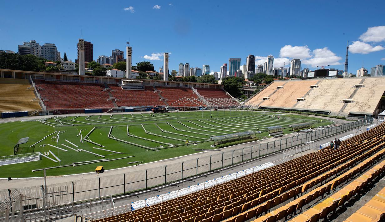 Lokasi pembangunan rumah sakit lapangan sementara untuk menampung pasien terinfeksi Covid-19 di stadion Pacaembu, di Sao Paulo, Senin (23/3/2020). Sejumlah klub sepakbola papan atas Brasil meminjamkan stadion untuk diubah menjadi rumah sakit atau klinik darurat virus corona. (AP/Andre Penner)