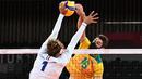 Pevoli Brasil, Lucas Saatkamp (kanan) memukul bola saat penyisihan grup B bola voli putra Olimpiade Tokyo 2020 antara Brasil dan Prancis di Ariake Arena pada 1 Agustus 2021. Lucas Saatkamp mengaku menggunakan masker saat berlaga demi melindungi dirinya dan keluarganya. (Anne-Christine POUJOULAT/AFP)