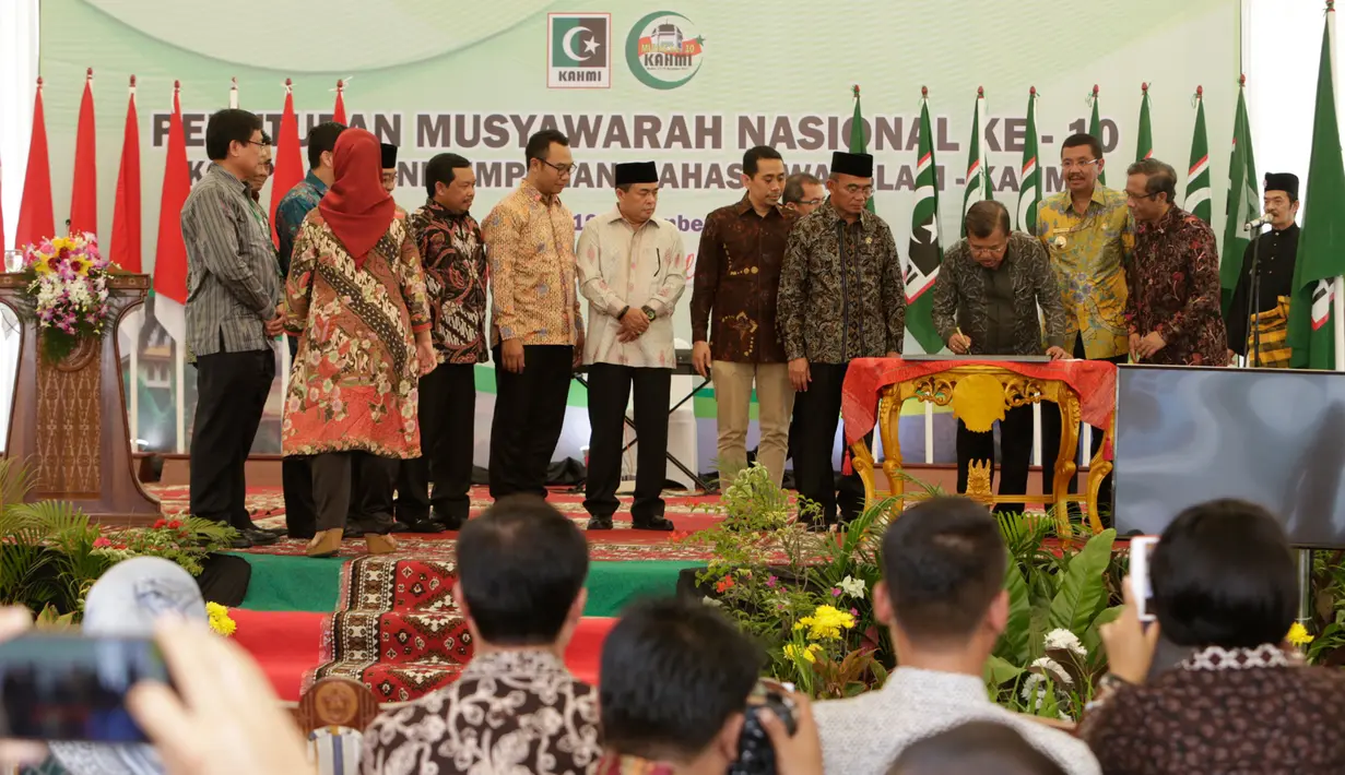 Wakil Presiden RI Jusuf Kalla menandatangani prasasti  saat peresmian Gedung Insan Cita Medan disela penutupan Musyawarah Nasional (Munas) Korps Alumni Himpunan Mahasiswa Islam ke-10 di Medan