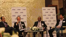 (Kiri-kanan) : Joseph Abraham, Tham Saichoy, Manu Bhaskaran, dan lyon poh saat diskusi tantangan menuju MEA serta peluncuran laporan KPMG mengenai resiko menuju MEA di Hotel Kempinski Jakarta, Selasa (21/4/2015) . (Liputan6.com/Helmi Afandi)