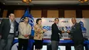 Ketua Umum PSSI, Djohar Arifin Husin (kanan) memberikan plakat kepada Ketua KONI Pusat, Tono Suratman (kedua dari kanan) usai membuka Kongres Tahunan PSSI di Hotel Borobudur, Jakarta (4/1/2015). (Liputan6.com/Helmi Fithriansyah)