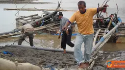 Citizen6, Jawa Timur: Penertiban penambang pasir di Kecamatan Plandaan, Kabupaten Jombang, Jawa Timur. Penertiban dilakukan setelah peringatan sebelumnya tidak diindahkan oleh penambang. (Pengirim: Anam Junaidi)