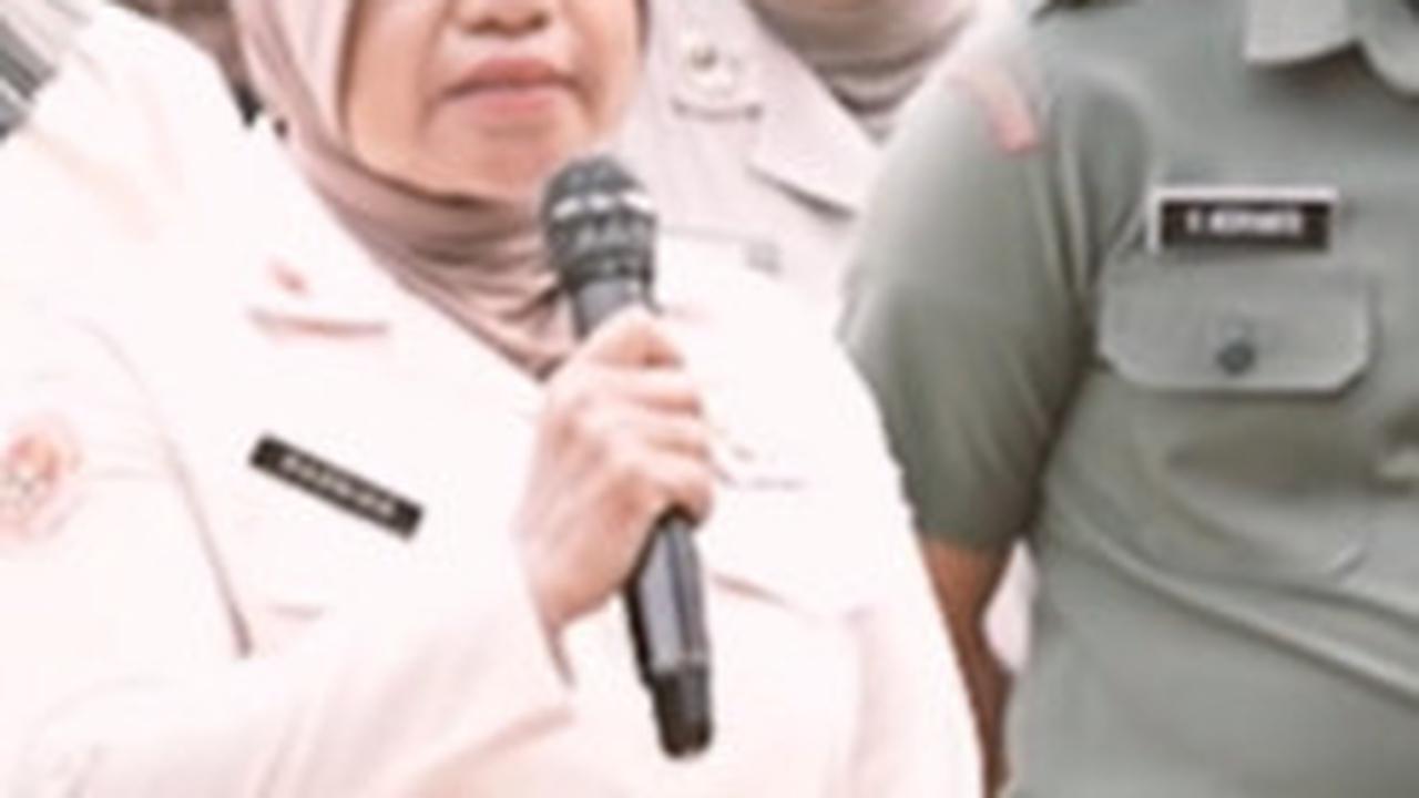 Wanita bernama Asnia ini dengan santun meminta rekomendasi tersebut sembari menahan air mata. <br>