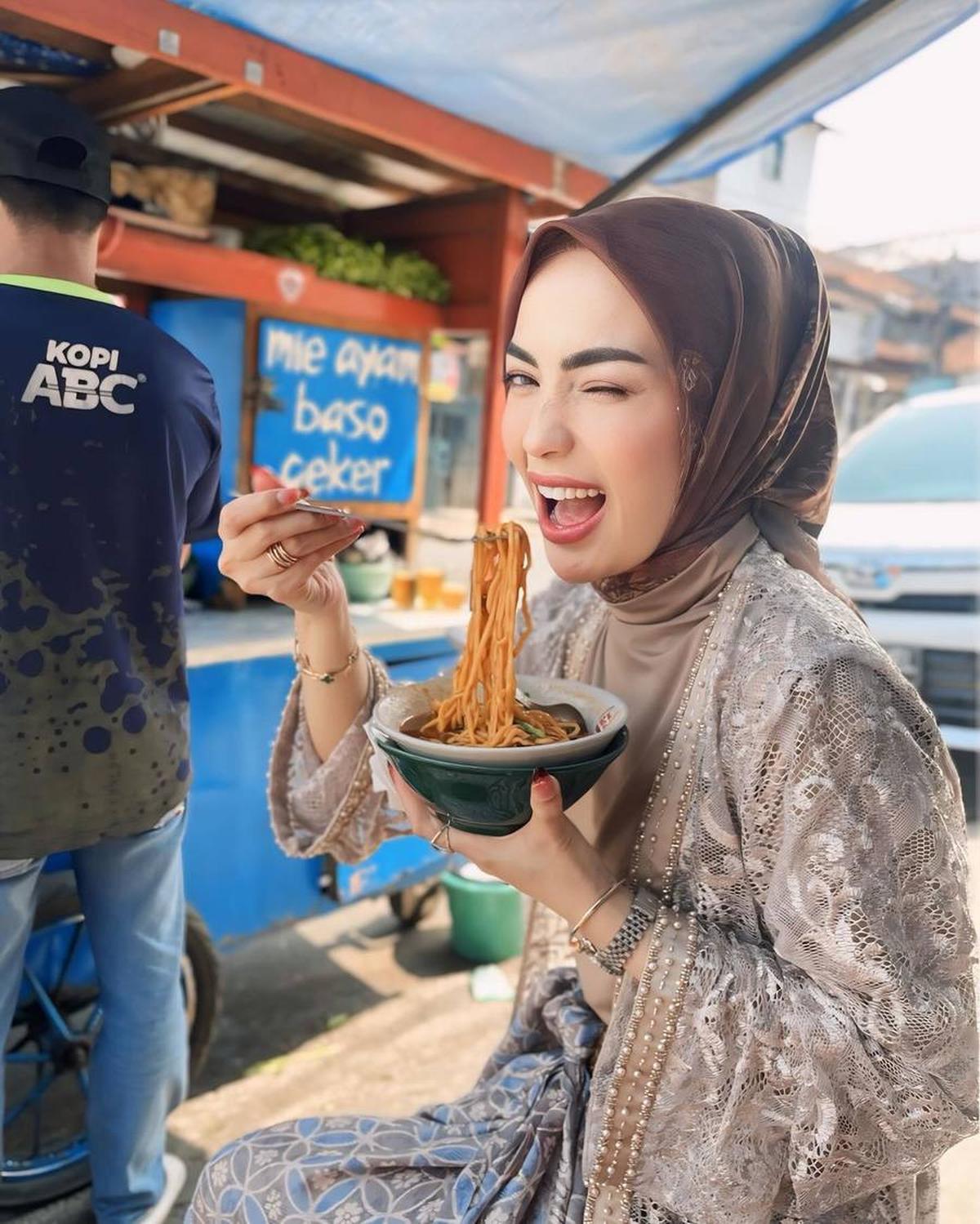 Nggak hanya makan mie ayam pinggir jalan, Imel juga terlihat menikmati serabi sederhana di postingan selanjutnya.