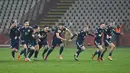 Pemain Skotlandia merayakan kemenangan atas Serbia pada babak playoff Piala Eropa 2020 di Red Star Stadium, Jumat (13/11/2020) dini hari WIB. Skotlandia menang 5-4 atas Serbia lewat adu penalti. (AFP/Andrej Isakovic)