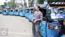 Sopir bajaj menunggu antrean untuk mengisi bahan bakar gas di Stasiun Pengisian Bahan Bakar Gas (SPBG) PGN di Jakarta Pusat, Sabtu (15/8/2015). Dalam rangka HUT RI ke-70, PGN menggratiskan tarif bajaj BBG bagi masyarakat. (Liputan6.com/Gempur M Surya)