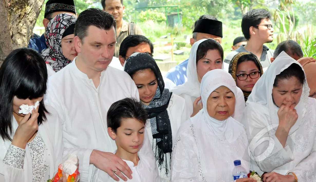 Maudy Koesnaedi tampak menahan air mata saat mengantar jenazah almarhumah ibunda tercinta, Sondari Soemijati ke peristirahatan terakhirnya di TPU Karet Bivak, Jakarta, Kamis (16/4/2015). (Liputan6.com/Panji Diksana)