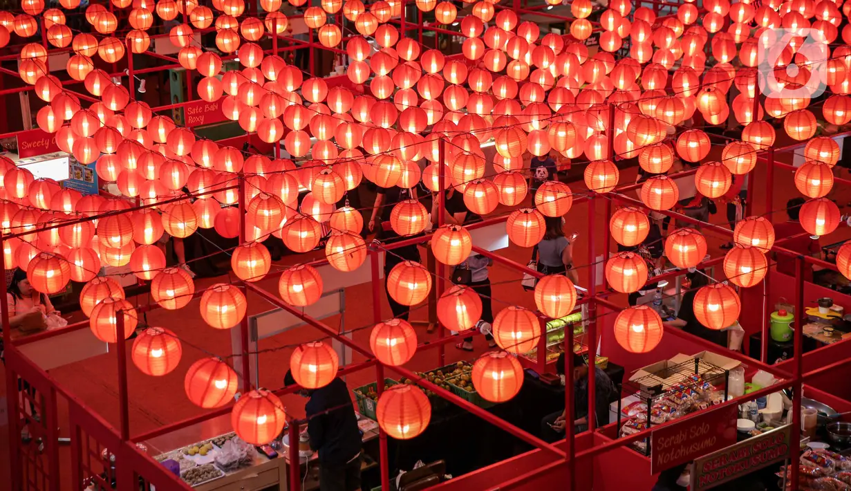 Pengunjung berjalan di bawah ribuan lampion di Mall Taman Anggrek, Jakarta, Rabu (26/1/2022).  Hiasan tersebut dalam rangka memeriahkan perayaan Tahun Baru Imlek 2573. (Liputan6.com/Faizal Fanani)