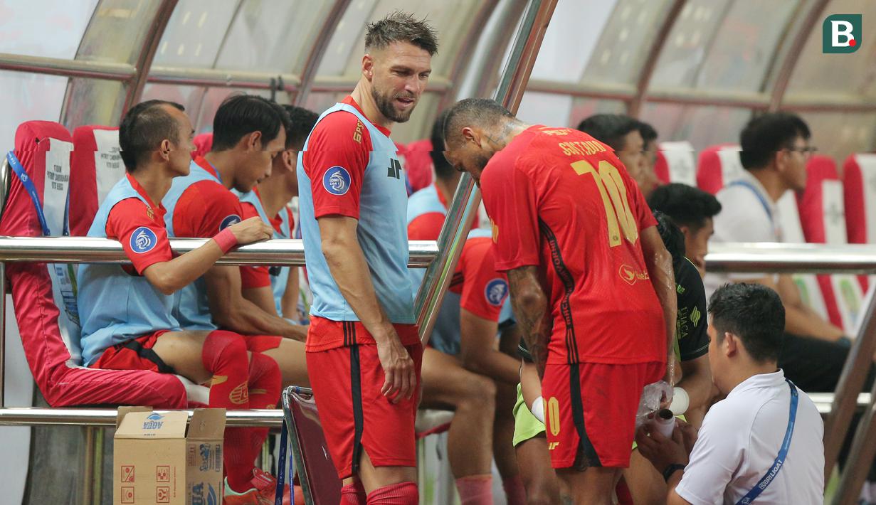 Petugas medis memberikan penanganan kepada pemain Persija Jakarta, Gustavo Almeida, yang mengalami cedera saat melawan Bhayangkara FC pada laga BRI Liga 1 di Stadion Patriot Candrabhaga, Bekasi, Senin (27/11/2023). Menurut pelatih Persija, Thomas Doll mengatakan bahwa Gustavo Almeida mengalami masalah pada ototnya. (Bola.com/M Iqbal Ichsan)