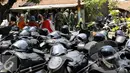 Sejumlah barang milik warga dikeluarkan oleh prajurit TNI saat melakukan pengosongan di komplek Detasemen Intel Kodam Jayakarta, Jakarta, Kamis (3/9/2015). Kodam Jaya melakukan pengosongan terhadap 99 unit dari 121 rumah. (Liputan6.com/Yoppy Renato)