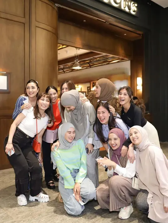 Kemudian, Zaskia Sungkar yang tampil dengan kombinasi vest, pleated pants, dan Hermès 2022 Epsom Constance To Go Wallet - Neutrals Crossbody Rp123 jutaan menurut situs The Real Real. [@syahnazs/@ramadhaniabakrie/@mrsayudewi].