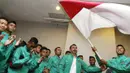 Kapten timnas Indonesia U-19, Andy Setyo Nugroho, mengibarkan bendera merah putih saat upacara pelepasan menuju Piala AFF U-19 2016 di Hotel Ibis Style, Tanggerang, Banten, Jumat (9/9/2016). (Bola.com/Vitalis Yogi Trisna)