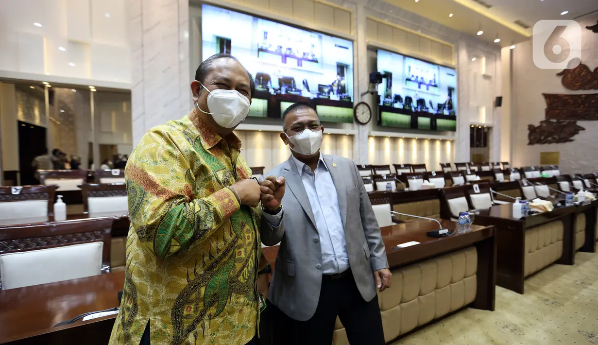 Calon anggota Badan Pemeriksa Keuangan Blucer Welington Rajagukguk (kiri) saat uji kelayakan dan kepatutan bersama Komisi XI DPR di Kompleks Parlemen, Jakarta, Kamis (9/9/2021). Ujian diikuti berbagai latar belakang seperti tenaga ahli Ketua BPK hingga mantan anggota DPR. (Liputan6.com/Angga Yuniar)