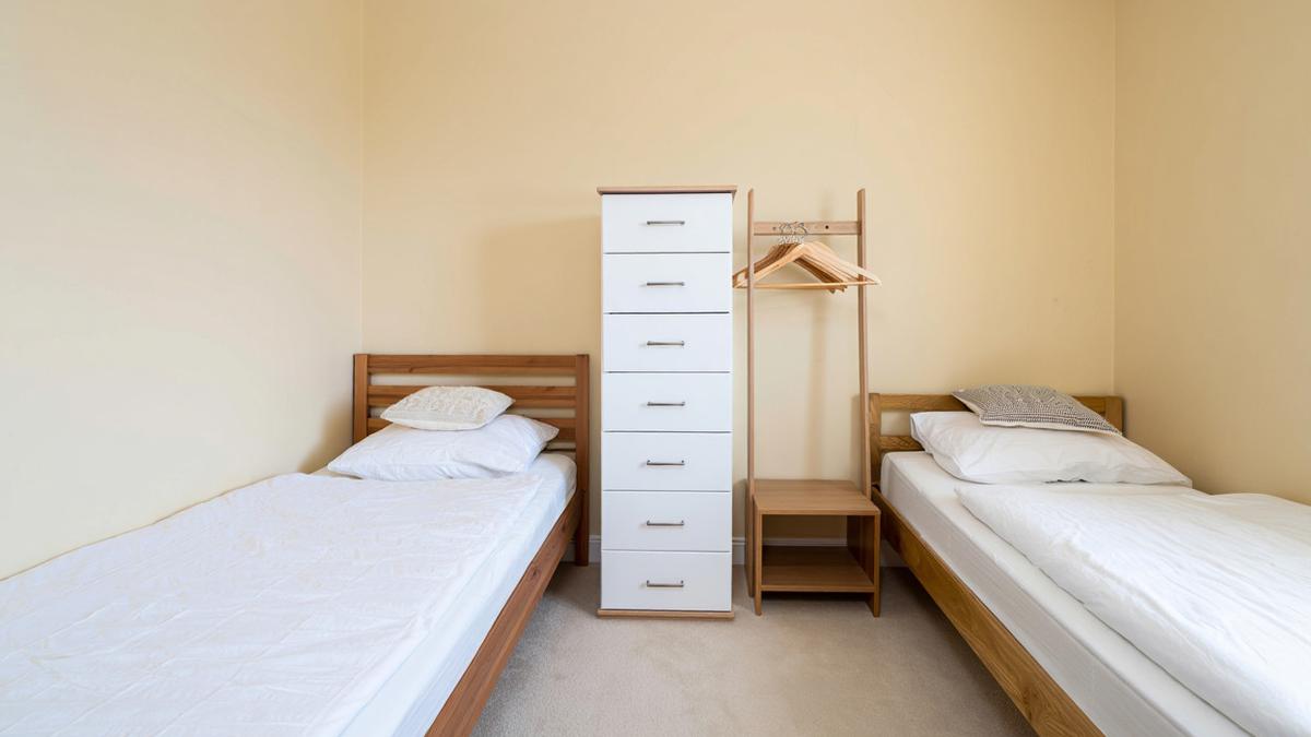 5 Model Kamar Tidur Minimalis Ukuran Kecil untuk 2 Kasur, Cocok untuk Anak Kembar
