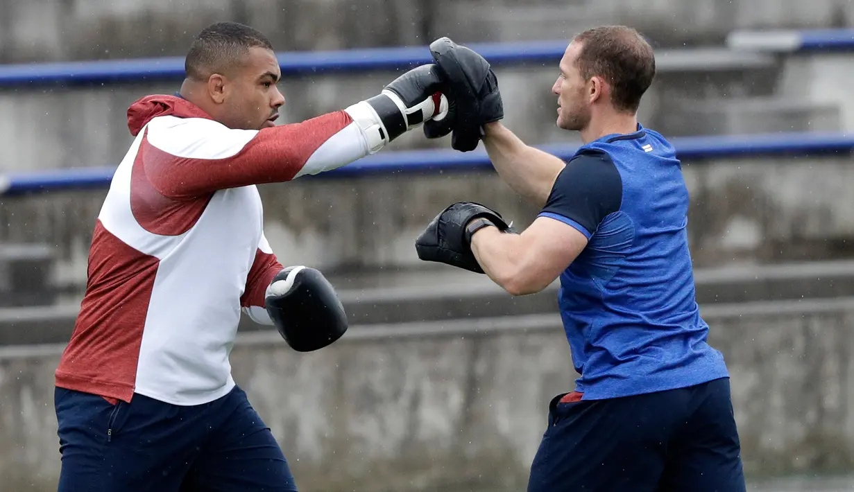 Pemain rugby Inggris Kyle Sinckler (kiri) berlatih tinju saat sesi latihan di Tokyo, Jepang, Selasa (29/10/2019). Inggris akan menghadapi Afrika Selatan di final Piala Dunia Rugby 2019. (AP Photo/Mark Baker)