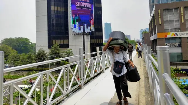 Atap jembatan penyeberangan orang (JPO) di kawasan Jalan Sudirman dibuka Pemprov DKI Jakarta